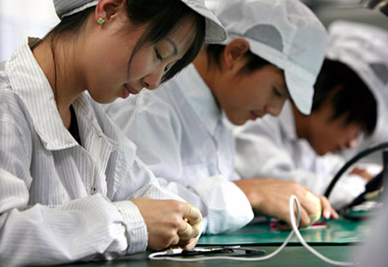 foxconn_employees111.jpg