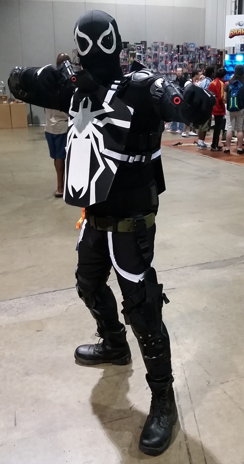 A cosplayer of Agent Venom.