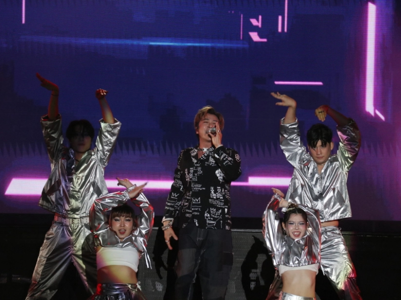 Eric Suen delivers an energetic performance with powerful vocals and dance, igniting the atmosphere.