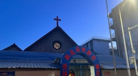 In China, Worshippers Pack Historic Church for Daybreak Service