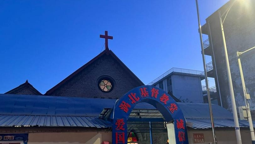 In China, Worshippers Pack Historic Church for Daybreak Service